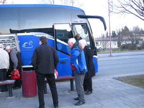 Matkanjohtaja valvoo ettei jäniksiä sukella lastiruumaan.
