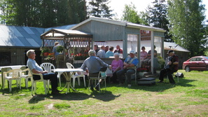 Yhteislaulua kitaran sekä hanurin säestyksellä.