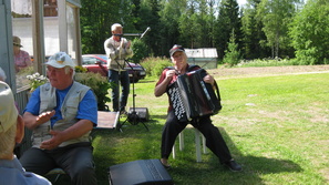 Haitari soi ja makkara maistuu, tarjottavaa oli "pilvin pimein"