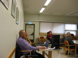 Tässä pari uusia jäseniä  karaoke-säestäjinä valmiina ohjelman jatkumiseen