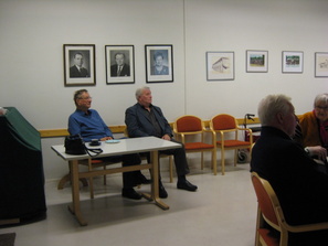 Kahvittelijat sivupöydässä