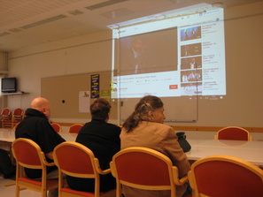 Kahvittelun jälkeen ohjelmassa yhteislaulua karaoke-säestyksellä. Tämä oli niin hyväksi havaittu osallistamismuoto että päätimme jatkaa kuukausittain!