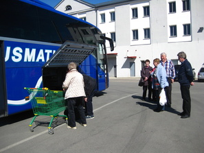 Lastausta Tallinnan "simamyymälän" pihalla 26.4-18