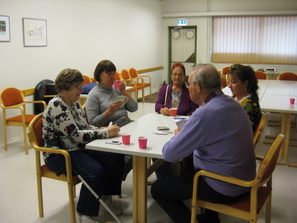 Laulujen loputtua aloitettiin seurapelit.  Tässä korteilla Hollyvoodia!