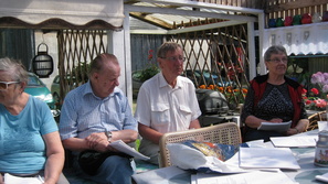 Laulajaisiin lähteneitä grillin tuoksussa.