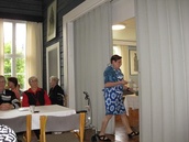 Riitta Lehtinen roolissa 1. Juhlalavieraiden santsikuppitarjoilua