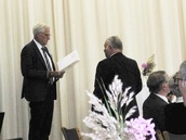 Puheenjohtajamme sai muistoksi onnitteluadressin.